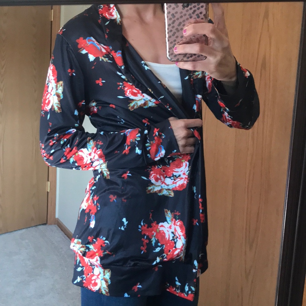🛍️ NWT Long Sleeved Open Front Floral Cardigan